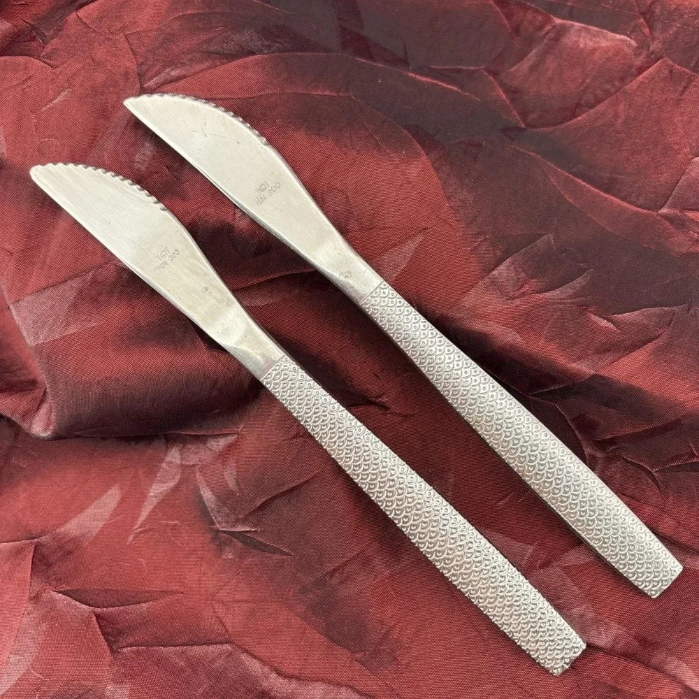 Vintage United Airlines Silverware Fish Scale Flatware Dinner Knives Lot of 2